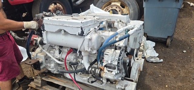 Cummins QSB6.7 425 hp used marine engines